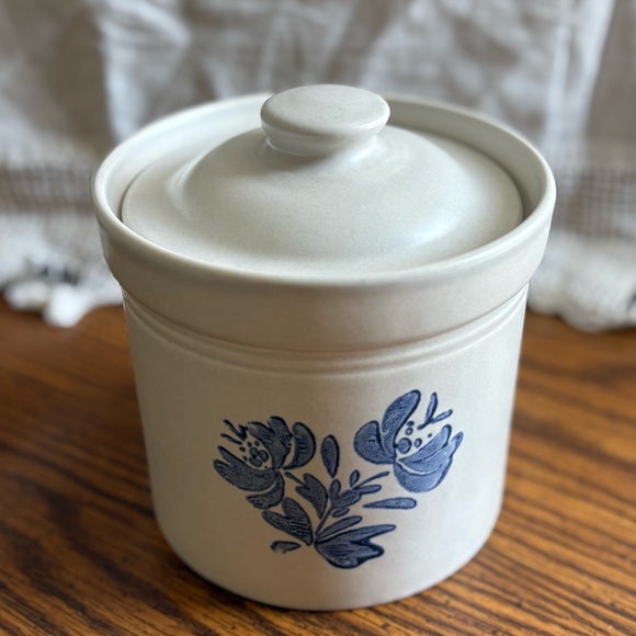 Pfaltzgraff Yorktowne White and Blue Jar - Picture 2 of 2